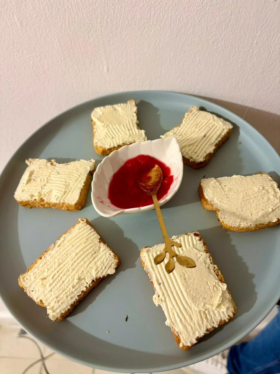 Tostadas con queso crema y salsa de fresa