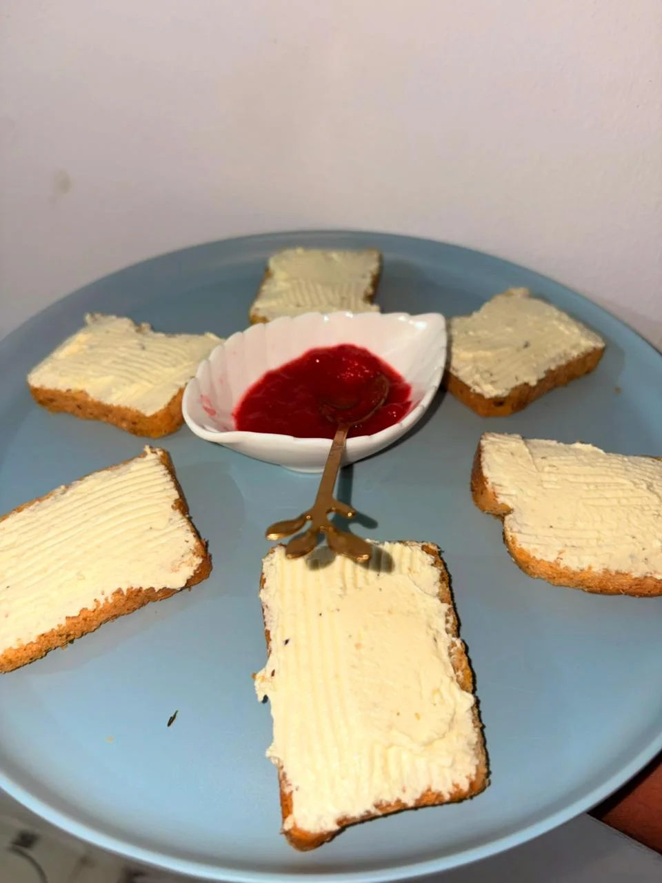 Tostadas con queso crema y salsa de fresa