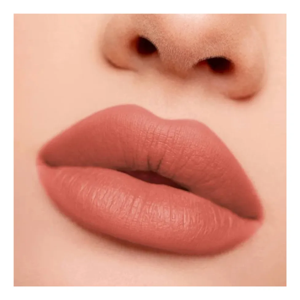 Labial nude